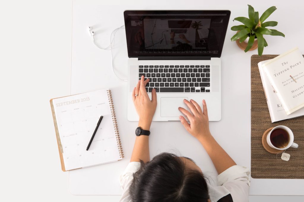 Eine Betriebs?rztin sitzt vor ihrem Laptop