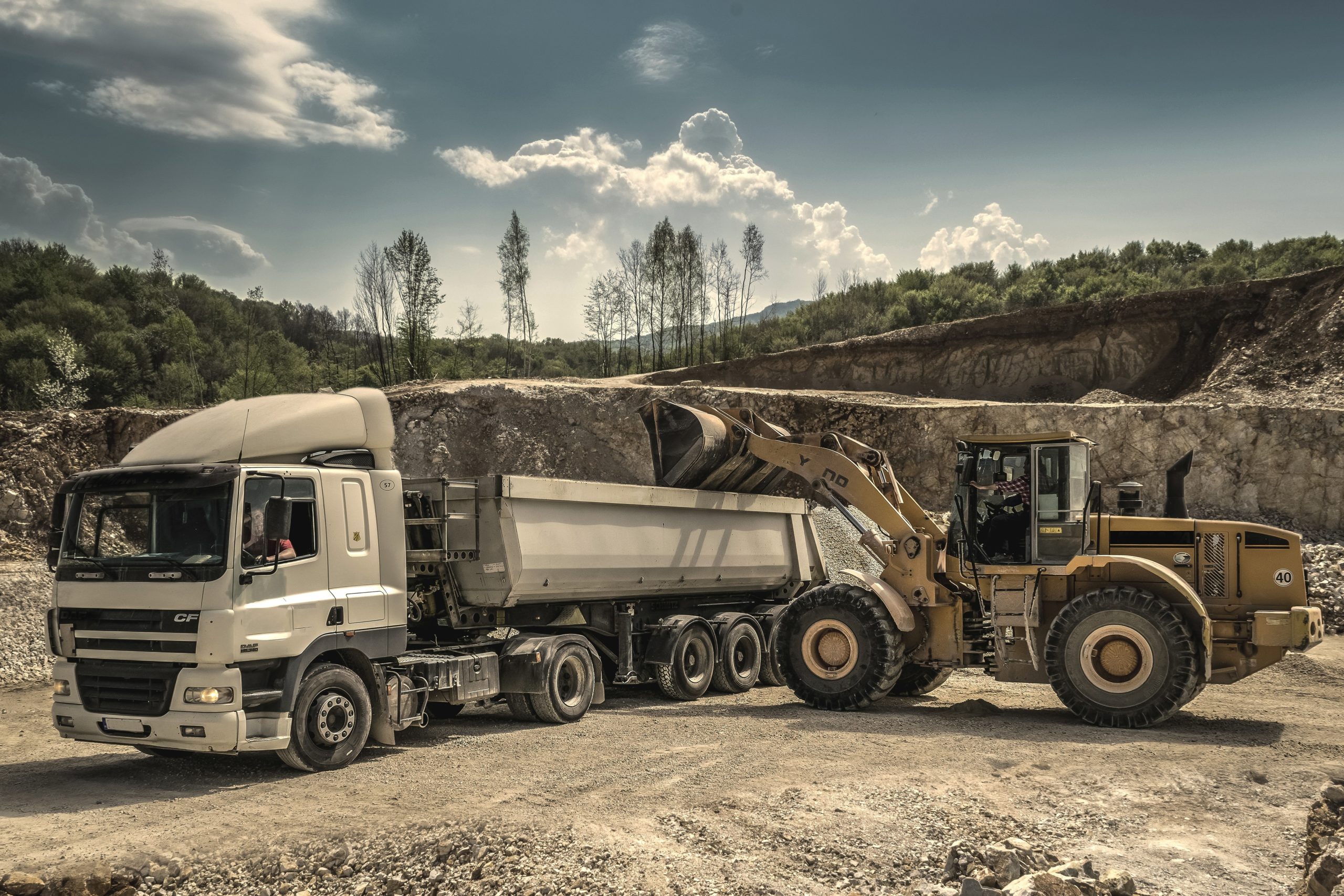 Ein Bagger beläd einen LKW