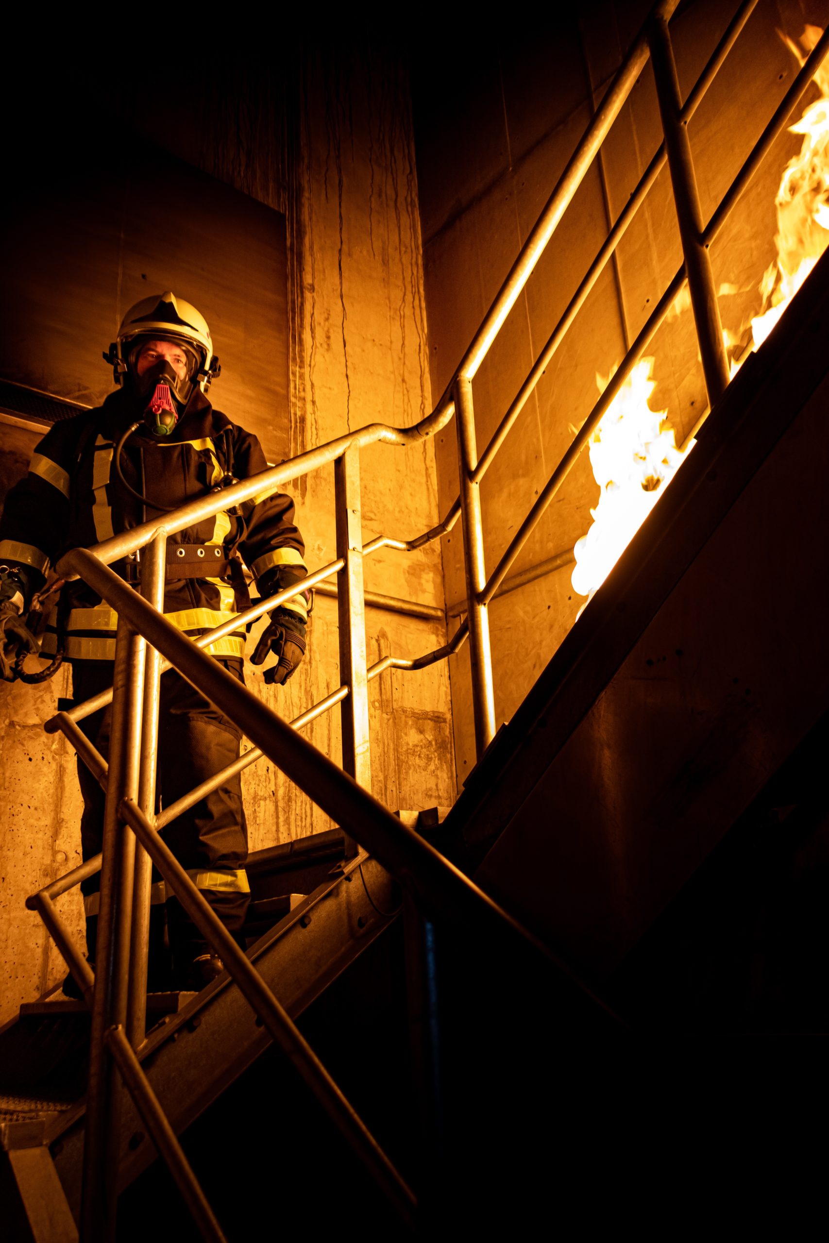 Ein Feuerwehrmann an einem gefährlichen Arbeitsplatz