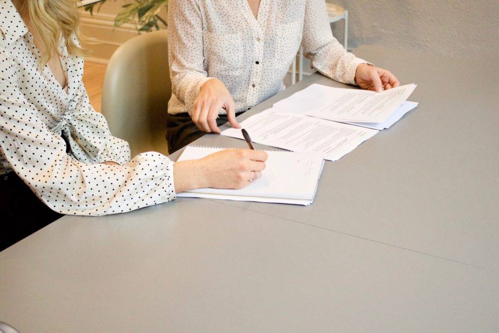 Zwei Personen f?llen einen Fragebogen zur Betriebsmedizin aus