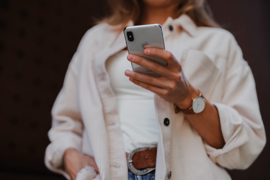 Eine Betriebs?rztin mit Mobiltelefon