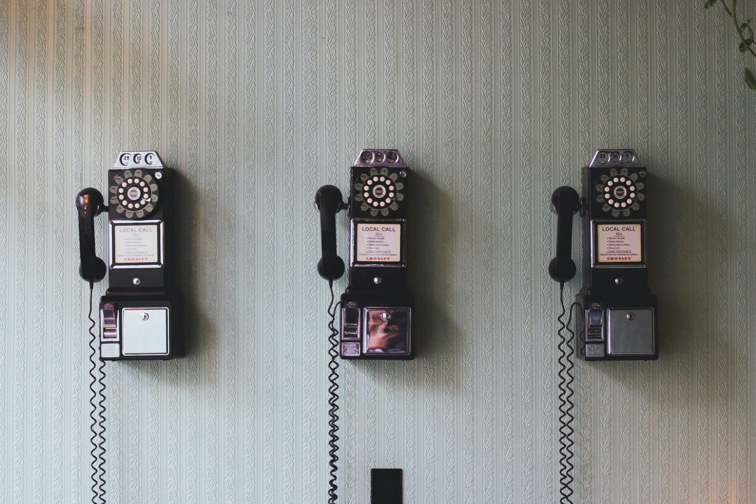 Alte Telefone symbolisch für die Kontaktaufnahme zur Betriebsmedizin