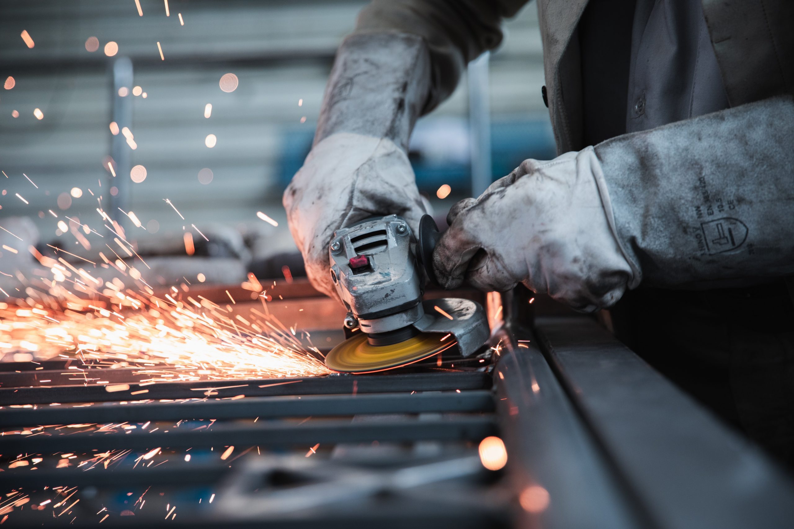 Ein Handwerker schneidet mit einer Flex